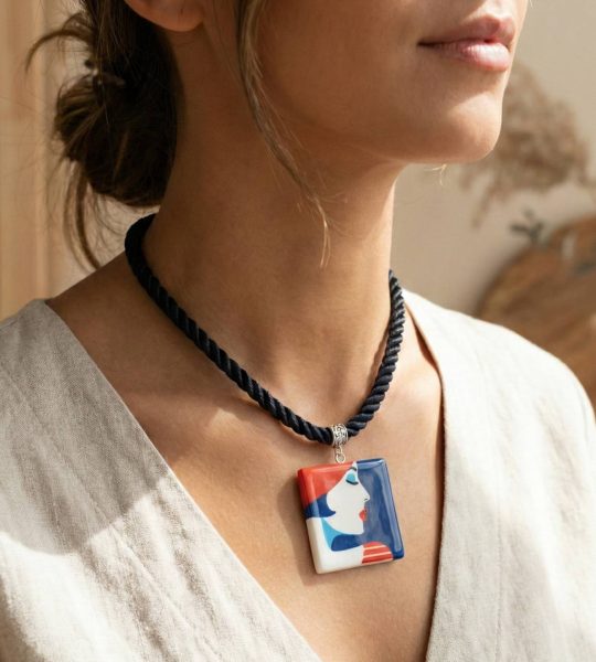 Квадратний жіночий дерев'яний кулон художниця Malika Favre