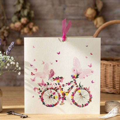 Романтична сувенірна листівка велосипед метелики квіти