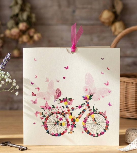 Романтична сувенірна листівка велосипед метелики квіти