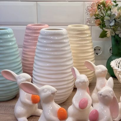 Порцеляновий зайчик з помаранчевою крашанкою на Великдень