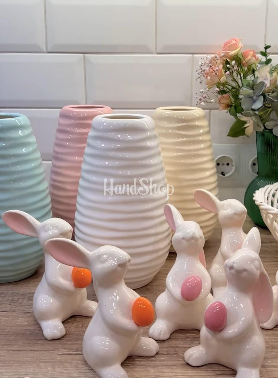 Порцеляновий зайчик з помаранчевою крашанкою на Великдень Порцеляновий зайчик з помаранчевою крашанкою на Великдень