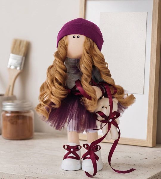 Сувенірна лялька тільда з кудрявим довгим волоссям