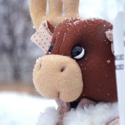 Игрушка мягкая лось с лыжами