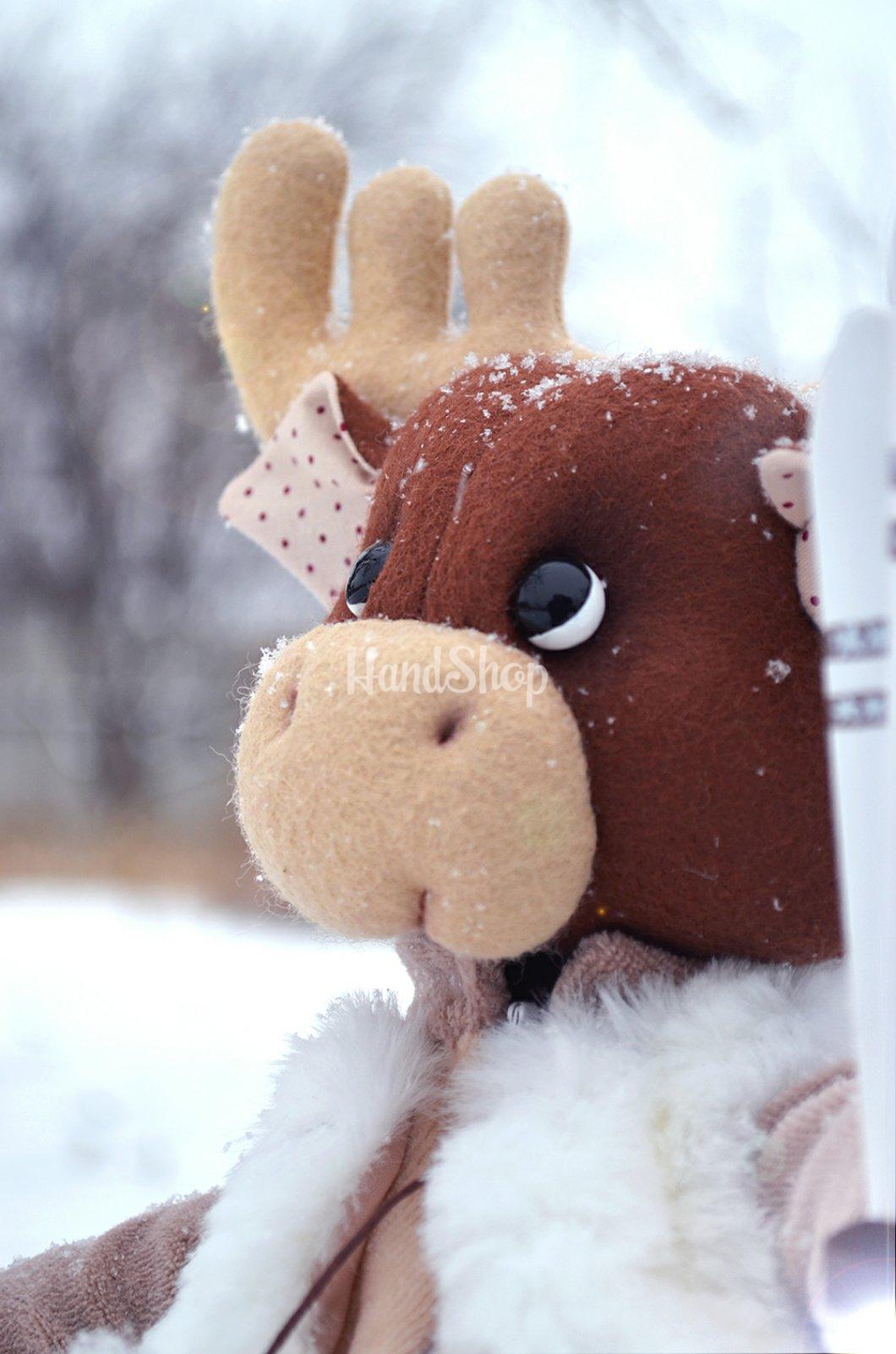 Игрушка мягкая лось с лыжами Игрушка мягкая лось с лыжами