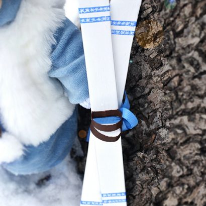 Игрушка мягкая лось в комбинезоне с лыжами