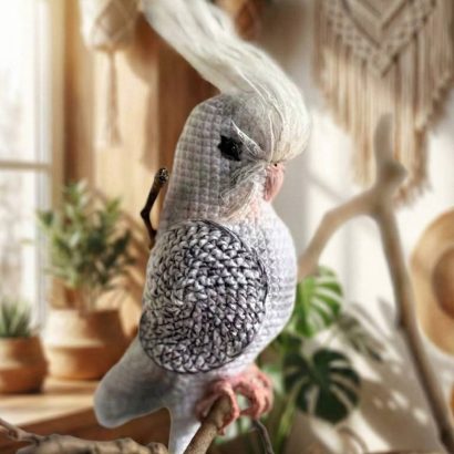 Іграшка в’язаний папуга корела в біло-сіро кольорі сувенір