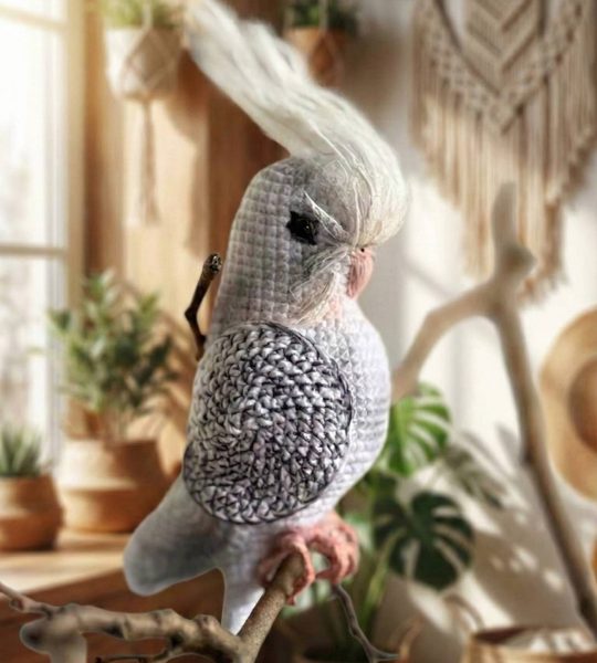 Іграшка в’язаний папуга корела в біло-сіро кольорі сувенір