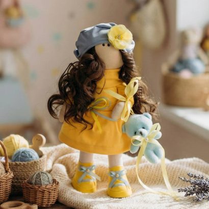 Лялька україночка текстильна в сукні та береті сувенір Ukraine