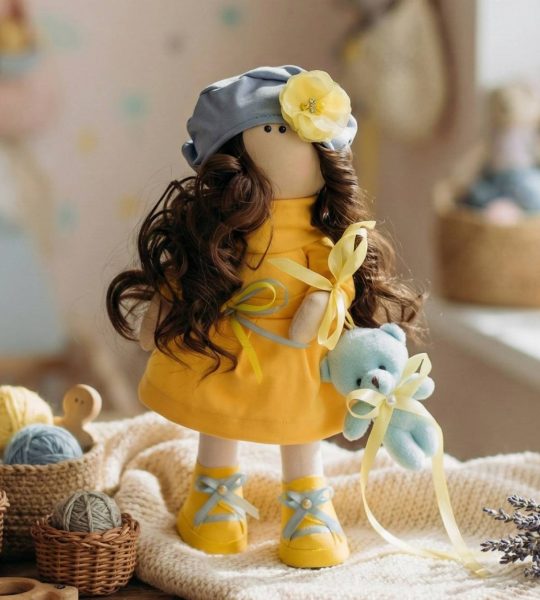 Лялька україночка текстильна в сукні та береті сувенір Ukraine