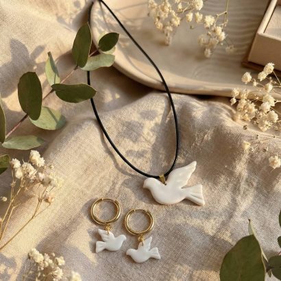 Жіночий набір прикрас сережки та кулон голубки миру, глина