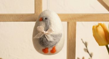 Великодня сувенірна підвіска з вовни ніжна гусочка в білому яйці - декор ручної роботи для святкового настрою