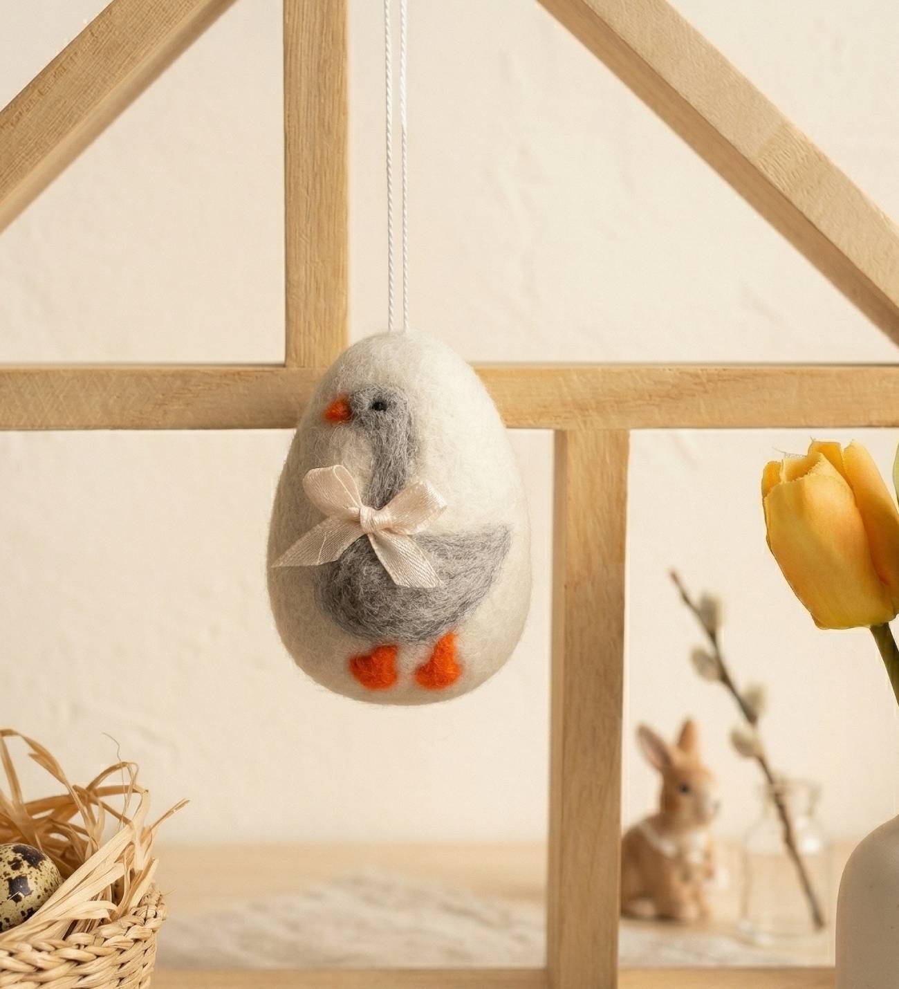 Великодня сувенірна підвіска з вовни ніжна гусочка в білому яйці - декор ручної роботи для святкового настрою