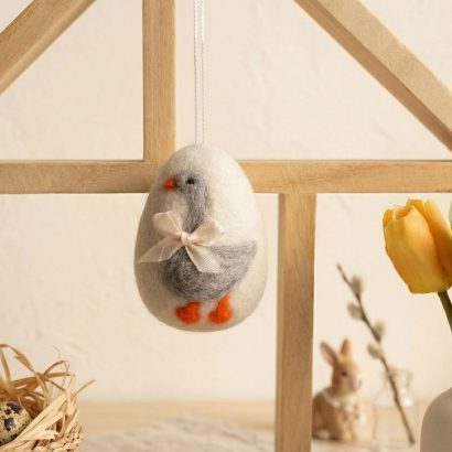 Великоднє яйце підвіска з сірою гусочкою та бантиком вовна