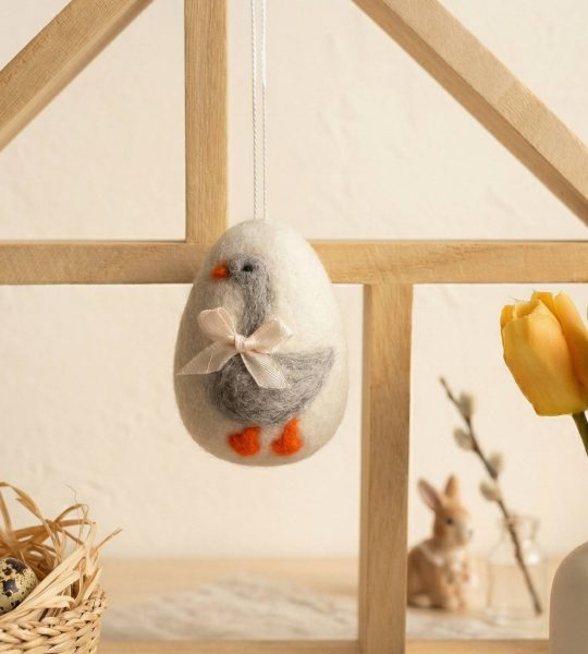 Великоднє яйце підвіска з сірою гусочкою та бантиком вовна