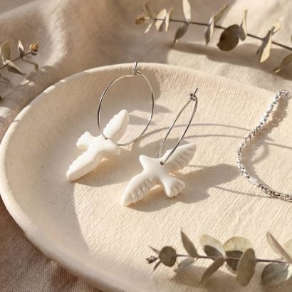 Жіночі сережки білі пташки голубки з полімерної глини