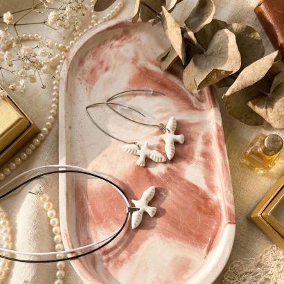 Комплект прикрас сережки та кулон білі голубки полімерна глина