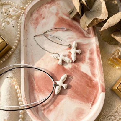 Комплект прикрас сережки та кулон білі голубки полімерна глина