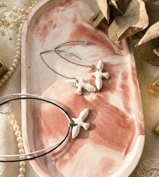 Комплект прикрас сережки та кулон білі голубки полімерна глина