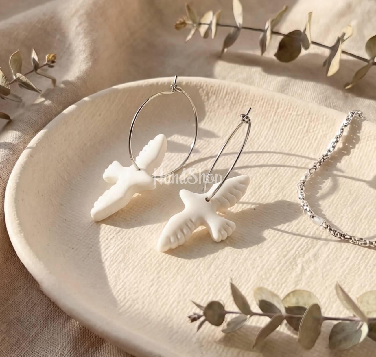 Жіночі сережки білі пташки голубки з полімерної глини Жіночі сережки білі пташки голубки з полімерної глини