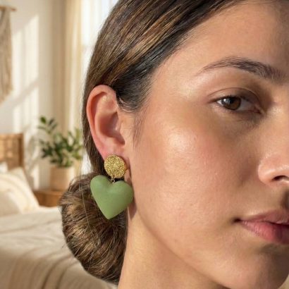 Стильні жіночі сережки зелено-золоті сердечка глина