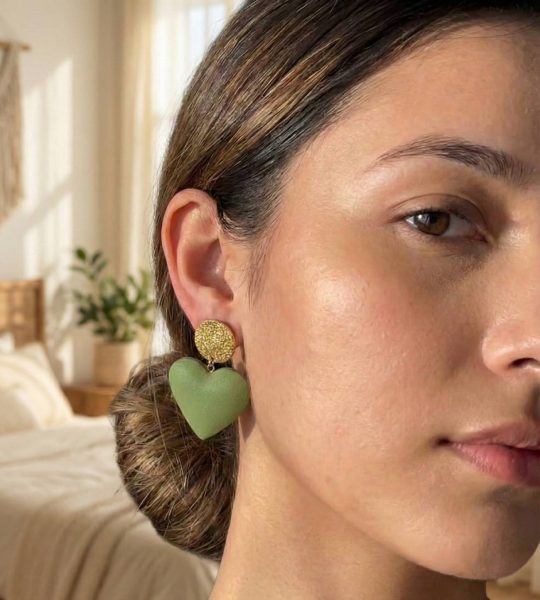 Стильні жіночі сережки зелено-золоті сердечка глина