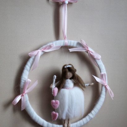 Оберіг настінна підвіска дівчинка валентинка з сердечками