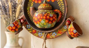 Авторська керамічна підвіска-панно коромисло з петриківським розписом - гармонія традицій і сучасного стилю