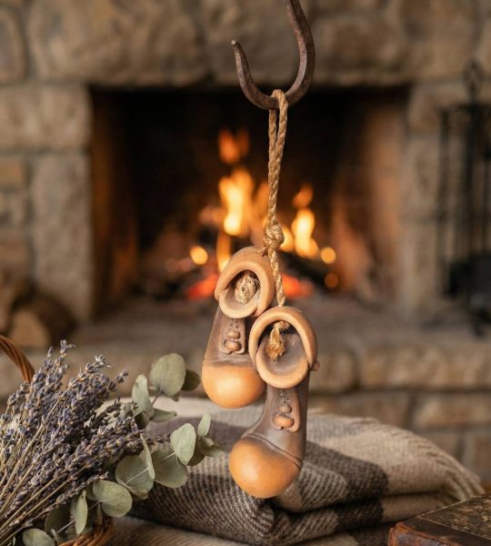 Підвісний сувенір кераміка черевички ручної роботи