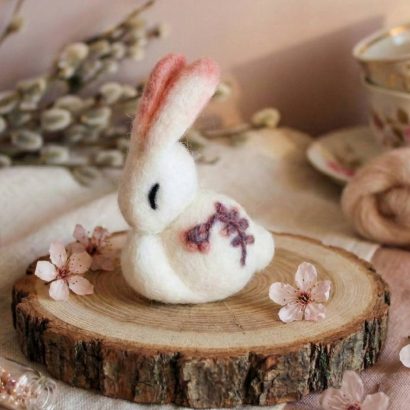 Брошка білий кролик зайчик сувенір на Великдень 2025