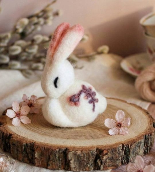 Брошка білий кролик зайчик сувенір на Великдень 2025