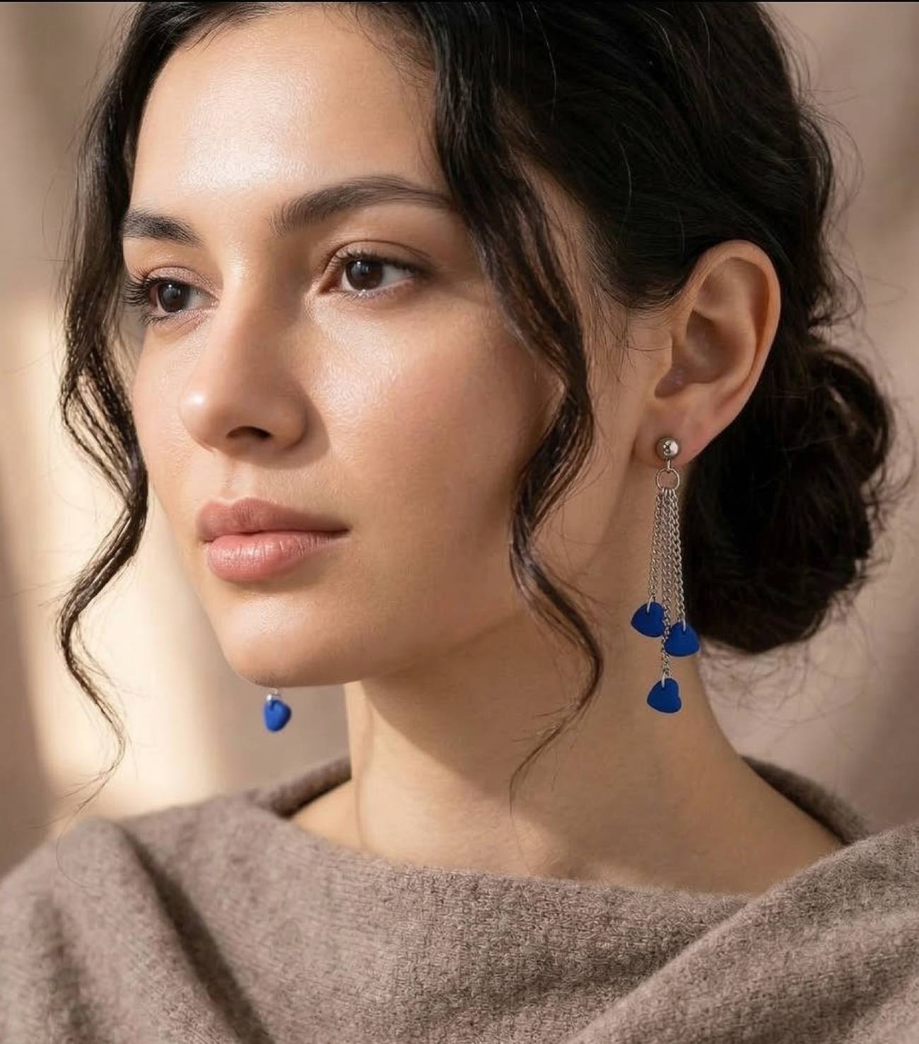 Романтичний подарунок для дівчини: стильні сережки з синіми сердечками ручної роботи на довгому металевому ланцюжку