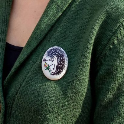 Дерев'яна оригінальна брошечка їжак букет розпис