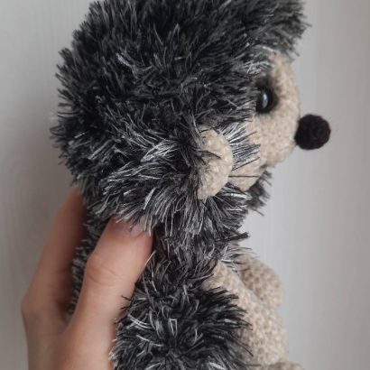 В’язана авторська м’яка іграшка їжачок футболіст з м'ячем