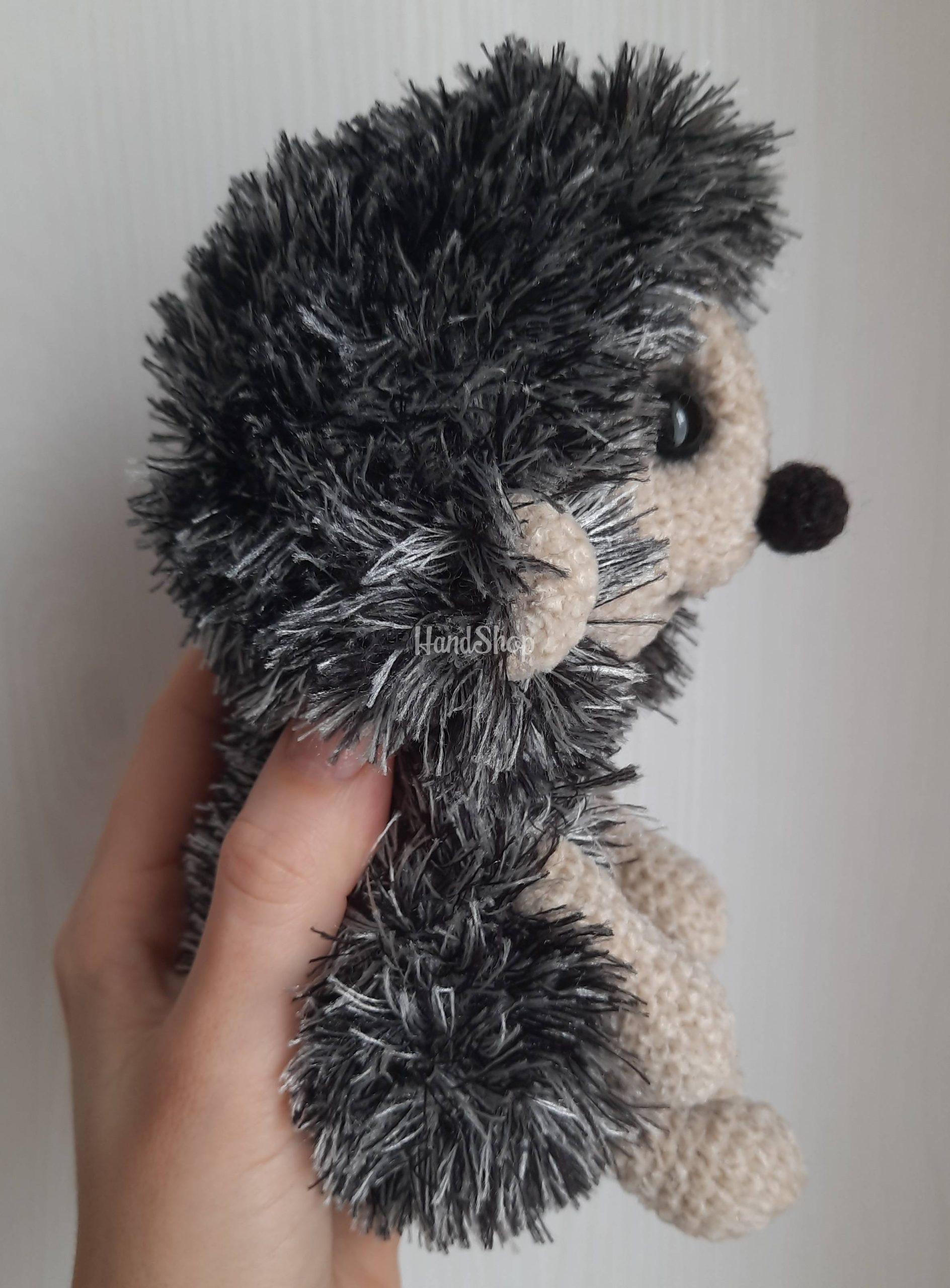 В’язана авторська м’яка іграшка їжачок футболіст з м'ячем В’язана авторська м’яка іграшка їжачок футболіст з м'ячем