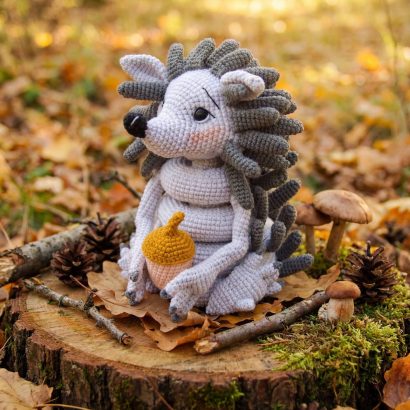 В’язана розвиваюча іграшка їжачок із жолудем пірамідка