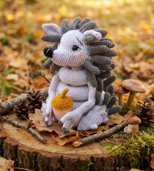 В’язана розвиваюча іграшка їжачок із жолудем пірамідка