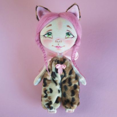 Лялька котик у плюшевому комбінезоні з рожевим волоссям