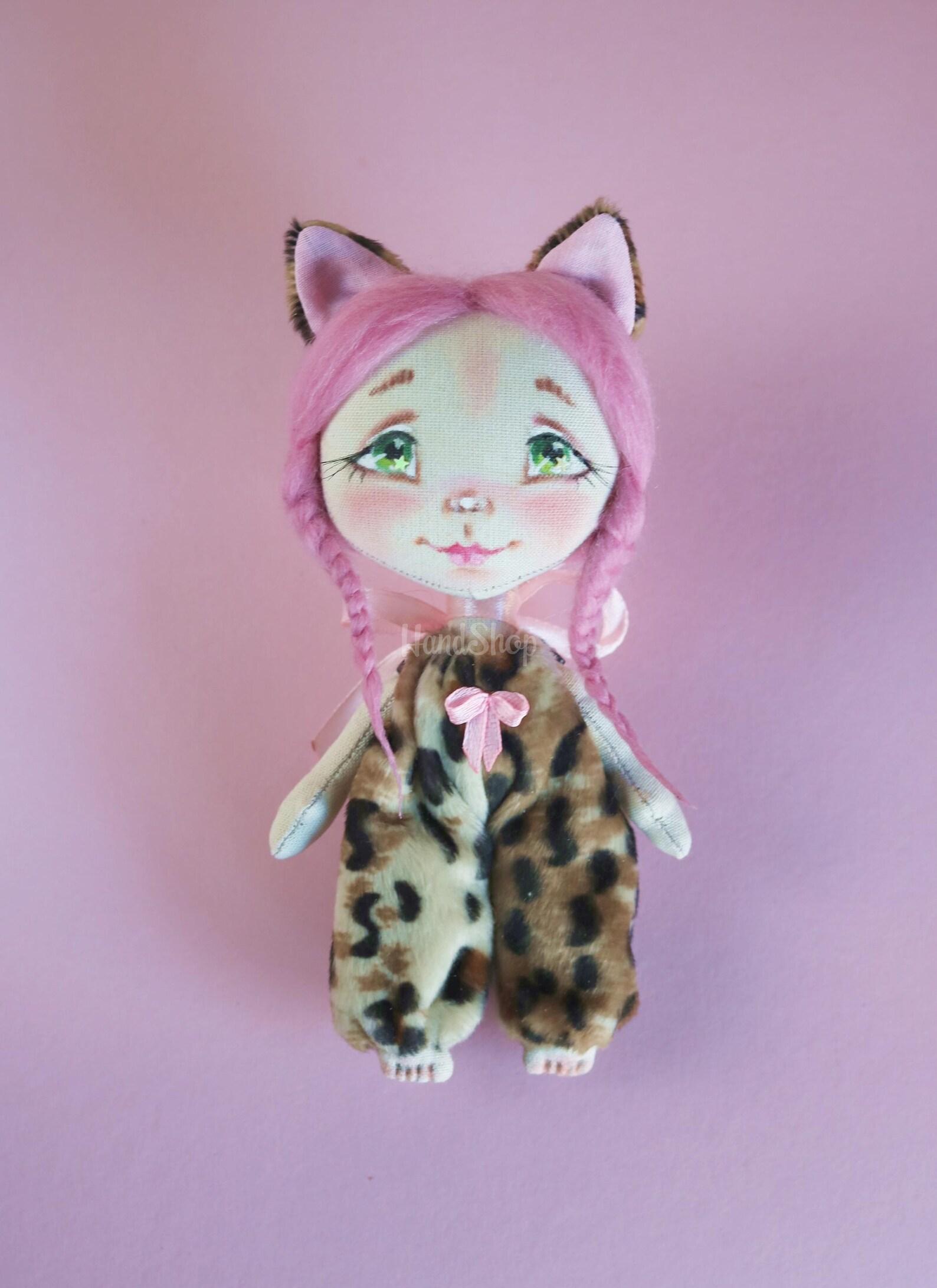 Лялька котик у плюшевому комбінезоні з рожевим волоссям Лялька котик у плюшевому комбінезоні з рожевим волоссям