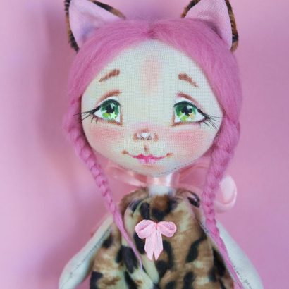 Лялька котик у плюшевому комбінезоні з рожевим волоссям