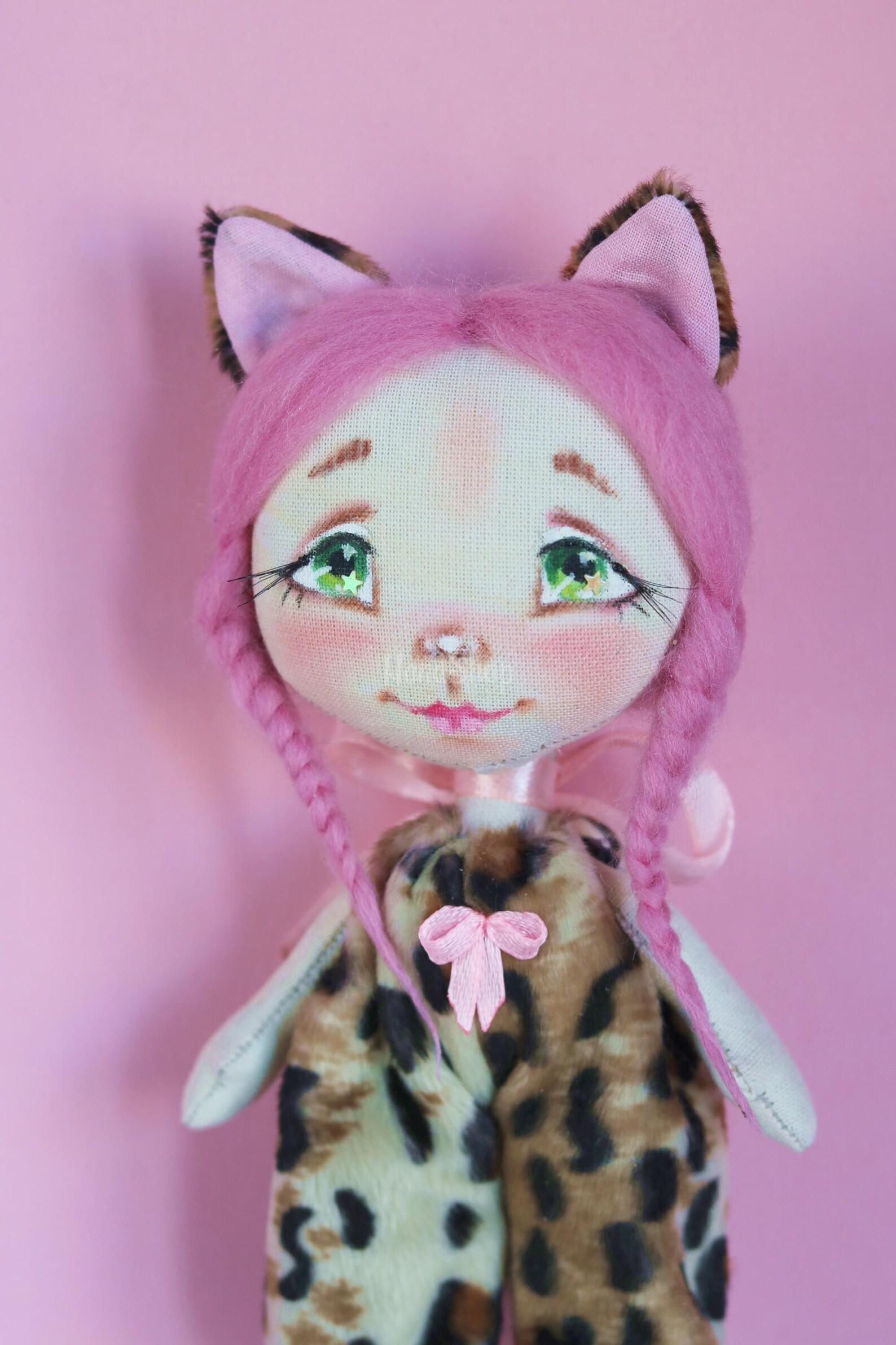 Лялька котик у плюшевому комбінезоні з рожевим волоссям Лялька котик у плюшевому комбінезоні з рожевим волоссям