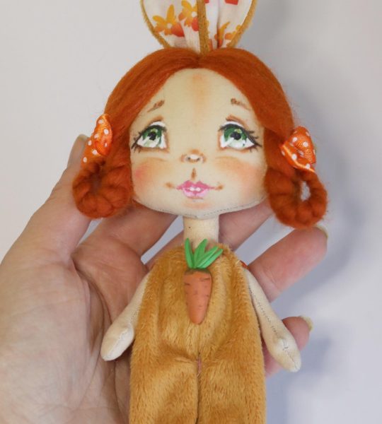 Лялька руда зайка у плюшевому комбінезоні з морквинкою