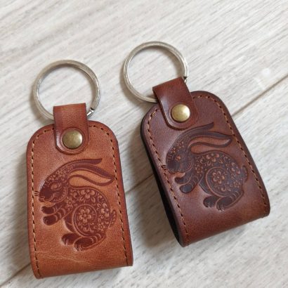 Брелок на ключі шкіра кролик 2023 тиснення коричневий