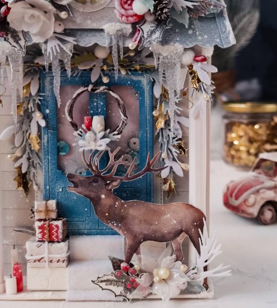 Святкова різдвяна листівка з новим 2025 роком дім олень