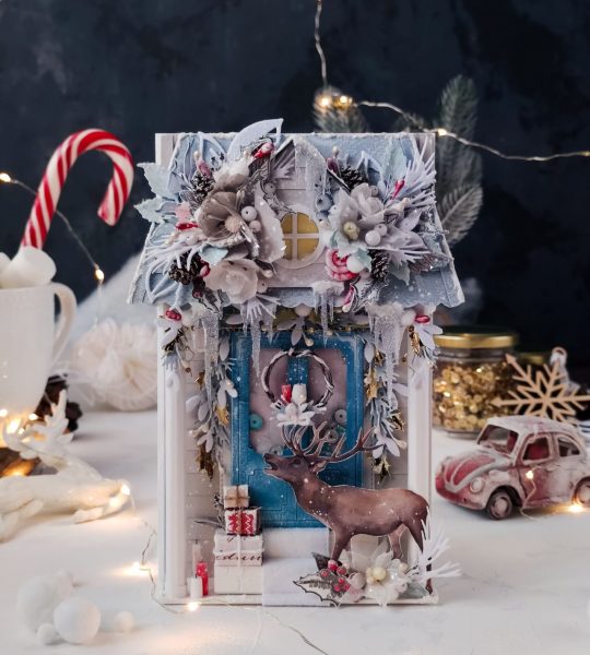 Святкова різдвяна листівка з новим 2025 роком дім олень