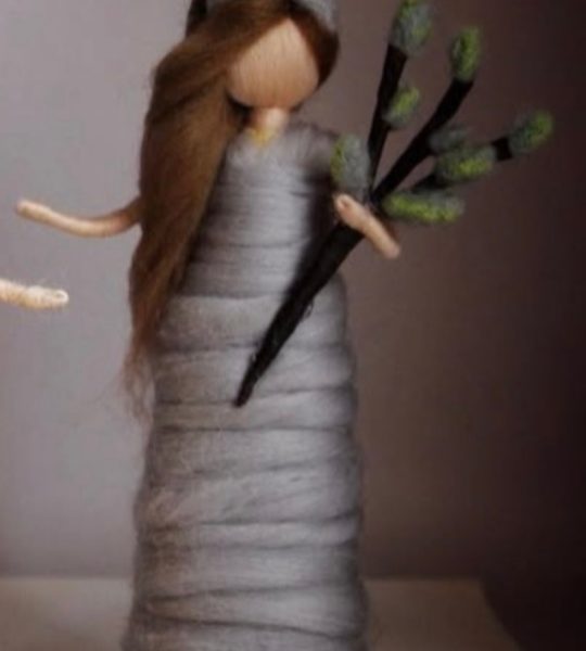 Сувенірна лялька веснянка у сірій сукні з гілочкою верби шерсть