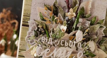 Весняна відправка: об'ємний конверт листівка ваза з весняними квітами, що несе повідомлення любові рідним