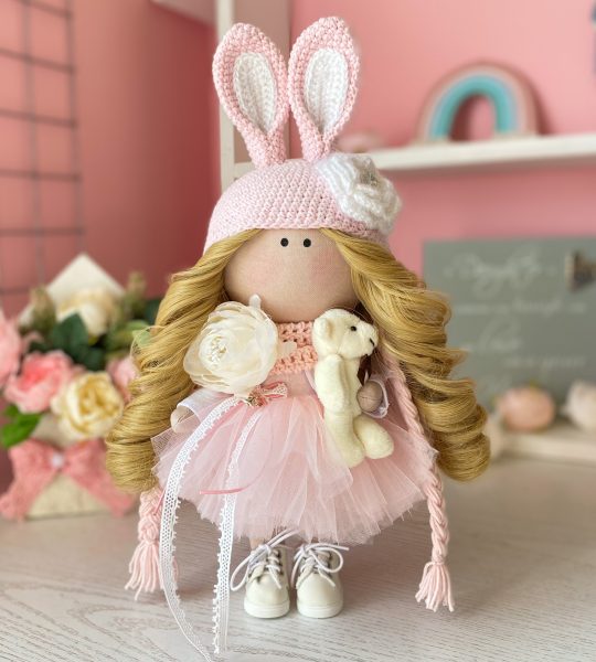 Лялька зайчик з довгим кудрявим волоссям у сукні