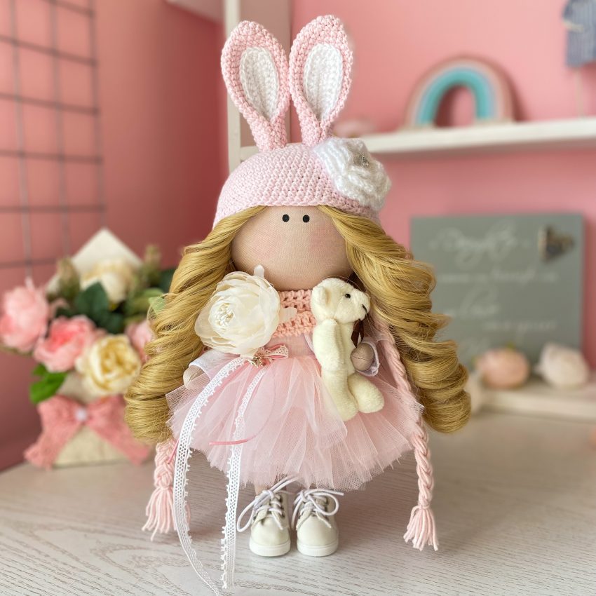 Лялька зайчик з довгим кудрявим волоссям у сукні