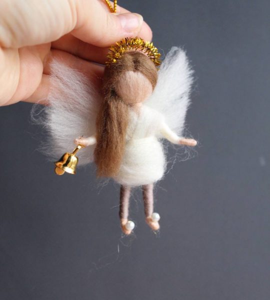 Кукла валяная из шерсти в белом платье ангел