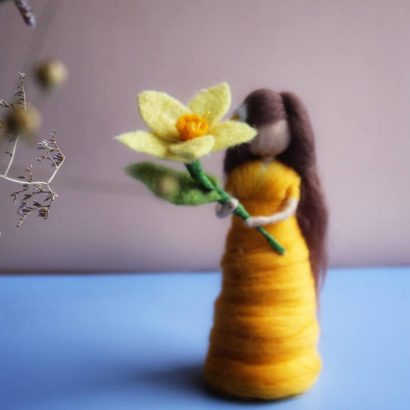 Красивая мини кукла нарцисс весна